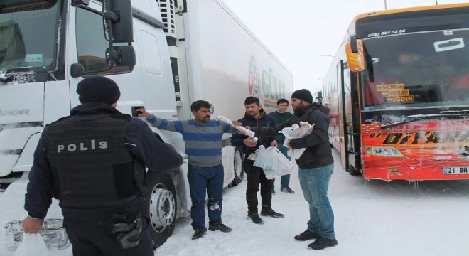 mahsur kalan yolculara yiyecek ikramı