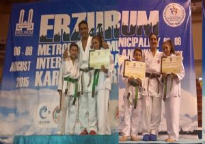 Minik karatecilerin ilgi odağı oldular