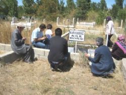 Mezarlıklar dualarla donandı