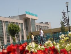 Morg önünde aile kavgası