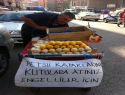 Mavi kapaklarla bir engelliyi sevindirdi