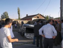 Otomobil elektrik panosuna çarpıp takla attı