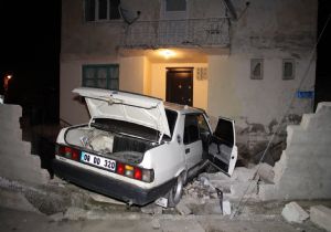 Otomobil bahçe duvarına çarptı