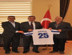 Rektör'e 25 numaralı forma hediyesi