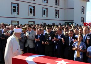 On binlerce dadaş şehidi uğurladı