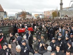 Şehitlikte yürek dağlayan ağıt