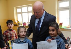 Sekmen çocukların sevincini paylaştı 