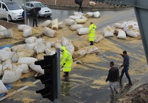 Saman yüklü kamyon üst geçide çarptı