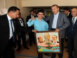 Eserini Başbakan'a takdim etti