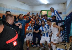 Erzurumspor'dan İstanbul'da 3 puan kutlaması