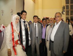 Siyasetçiler düğünlerde buluşuyor