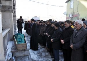 Sezer gözyaşları arasında toprağa verildi 