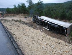 Tır şarampole yuvarlandı: 1 yaralı