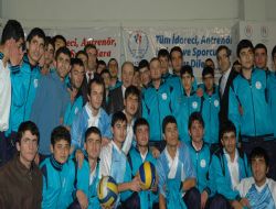 Öztürk engelli sporcuları sevindirdi