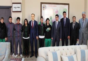 Valilik şampiyonları ağırladı