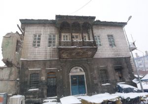 Tarihi evler ilgi bekliyor