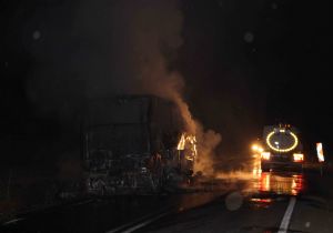 Yol kenarına terk edilen otobüs alev aldı
