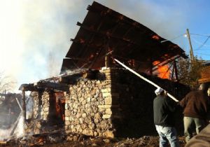 Şenkaya'da 5 ahır ve 2 deprem konutu yandı