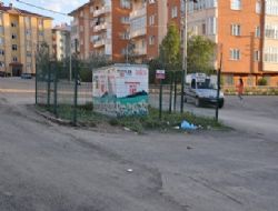 Yol ortasında doğalgaz kutusu